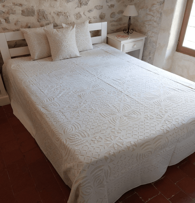 Couvre-lit simple - Cutwork - Elégant en broderie ajourée  - Confectionné à la main – Artisanat raffiné pour une chambre chaleureuse 