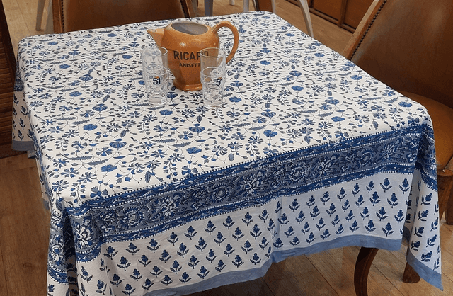 Nappe carrée 150cm imprimée à la main, coton, impression florale bleu et gris sur blanc