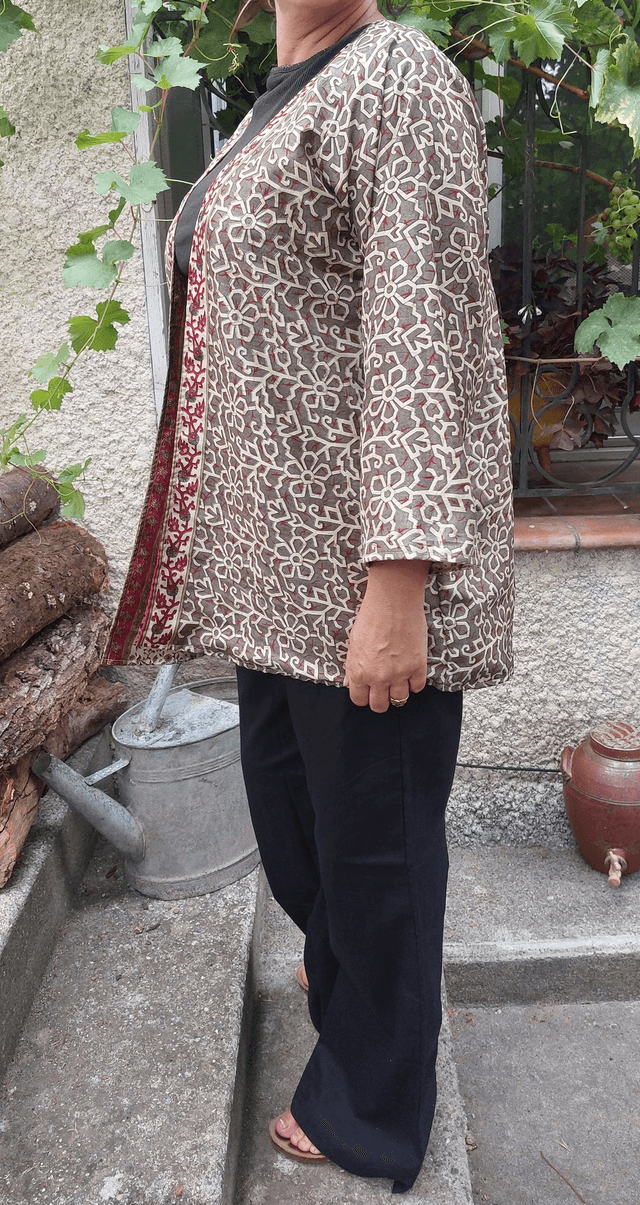 Kimono femme réversible sari recyclé, unique, confectionnée à la main dans les villages indiens, beige, rouge, marron,  
