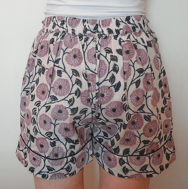 Pyjama court en coton indien – Imprimé floral artisanal – Fait main - Slow fashion - Lilas sur blanc