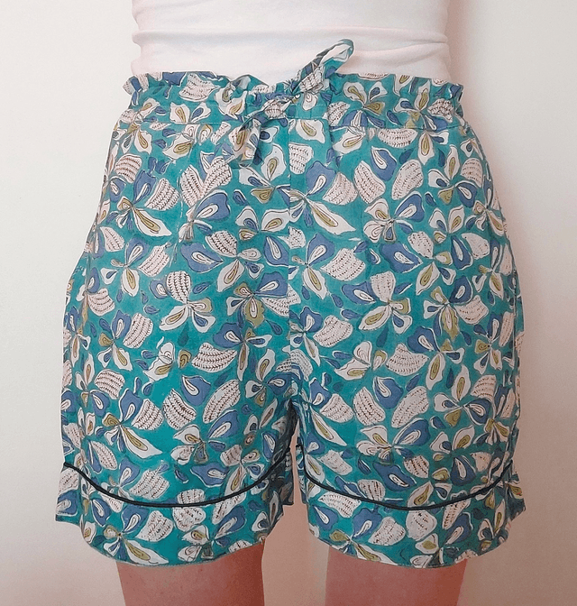 Pyjama court en coton indien – Imprimé floral artisanal – Fait main - Slow fashion - Bleu et blanc sur vert