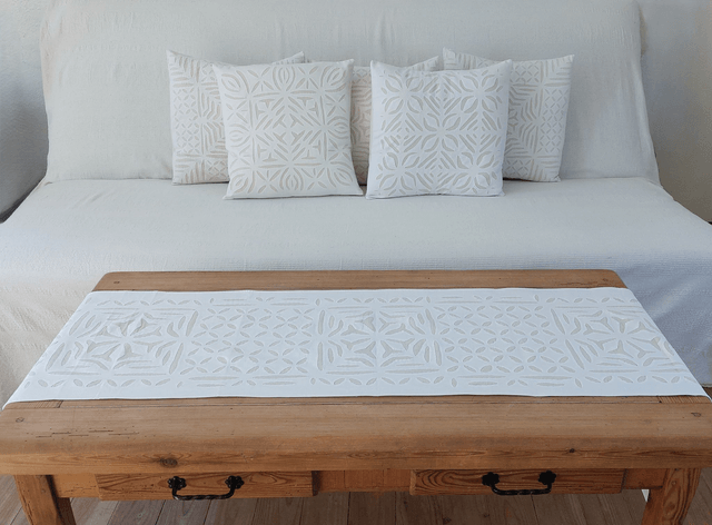 Chemin de table - Cutwork - Elégant en broderie ajourée  - Confectionné à la main – Artisanat raffiné pour une touche chaleureuse  