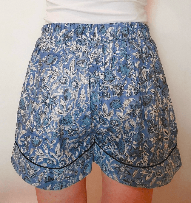 Pyjama court en coton indien – Imprimé floral artisanal – Fait main - Slow fashion - Bleu et blanc sur bleu