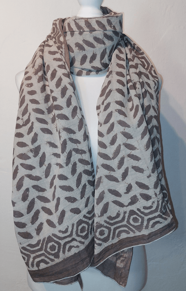 Paréo de plage en coton voile indien imprimé à la main – Motif artisanal - Teinture naturelle beige et taupe – Étole & châle bohème  - Slow fashion