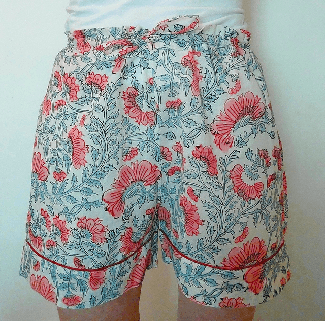Pyjama court en coton indien – Imprimé floral artisanal – Fait main - Slow fashion - Rose et gris sur blanc cassé