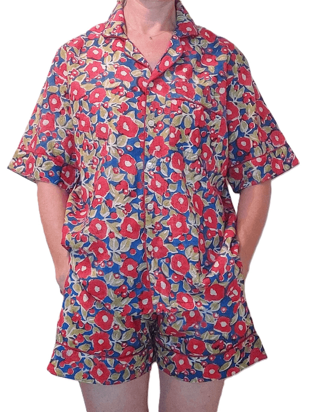 Pyjama court en coton indien – Imprimé floral artisanal – Fait main - Slow fashion - Rouge et vert sur bleu