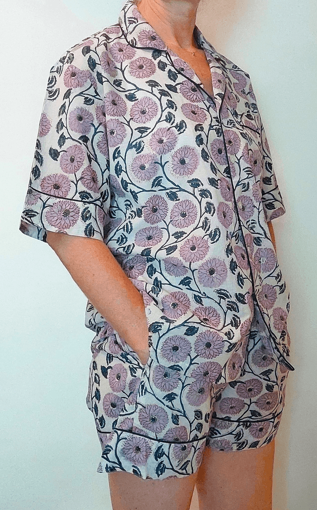 Pyjama court en coton indien – Imprimé floral artisanal – Fait main - Slow fashion - Lilas sur blanc