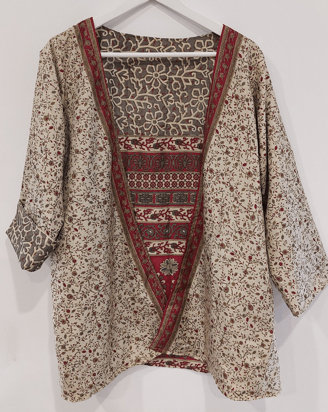 Kimono femme réversible sari recyclé, unique, confectionnée à la main dans les villages indiens, beige, rouge, marron