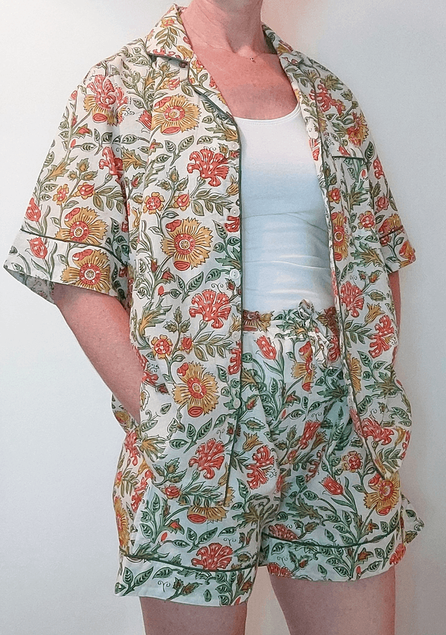 Pyjama court en coton indien – Imprimé floral artisanal – Fait main - Slow fashion - Jaune, orange, vert sur blanc cassé