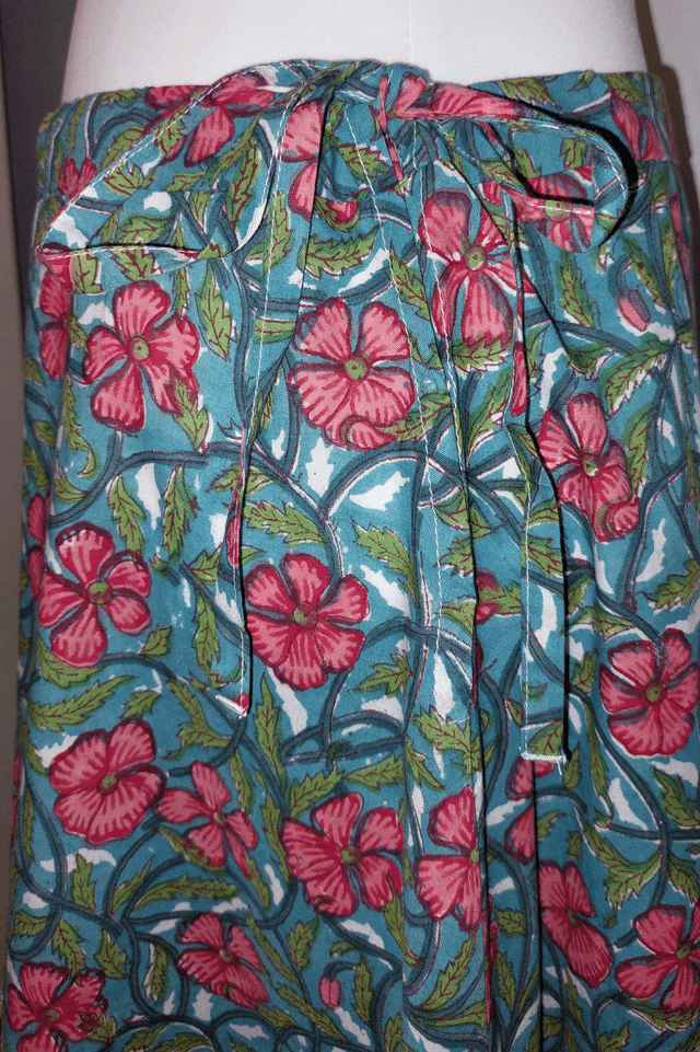 Jupe d'été mi-longue - Coton voile léger – Imprimé Block Print Artisanal – Motif floral rouge sur bleu – Slow fashion femme 