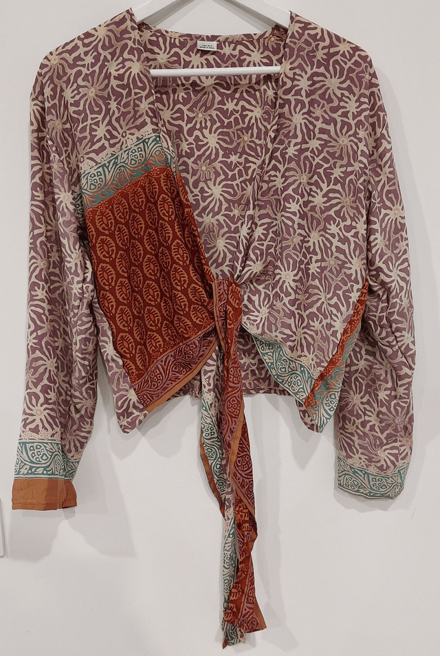 Top femme cache-cœur ou gilet en soie vintage recyclée, manches longues - unique, léger et écoresponsable - beige, vert, rose, rouge