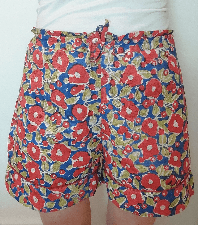 Pyjama court en coton indien – Imprimé floral artisanal – Fait main - Slow fashion - Rouge et vert sur bleu