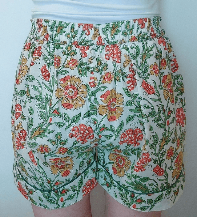 Pyjama court en coton indien – Imprimé floral artisanal – Fait main - Slow fashion - Jaune, orange, vert sur blanc cassé