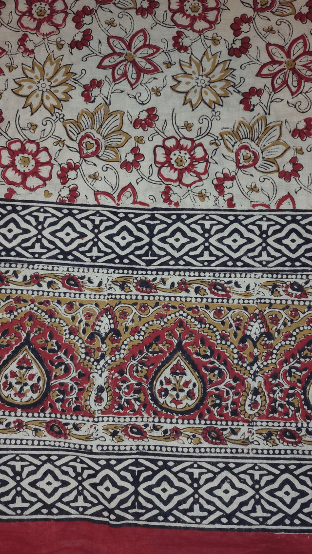 Grand châle - Coton voile - Teintures naturelles et impression artisanale - Motif floral beige, rouge, noir - Slow fashion - Femme éthique