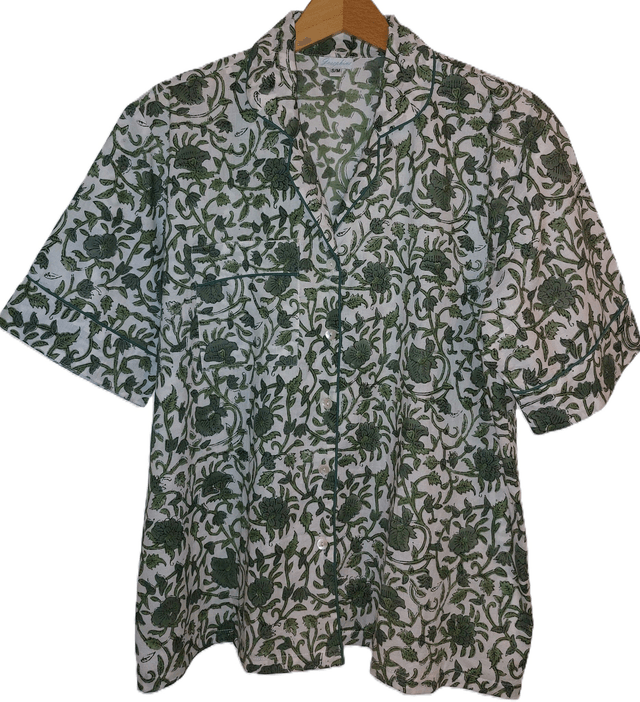 Pyjama court en coton indien – Imprimé floral artisanal – Fait main - Slow fashion - Vert sur blanc cassé