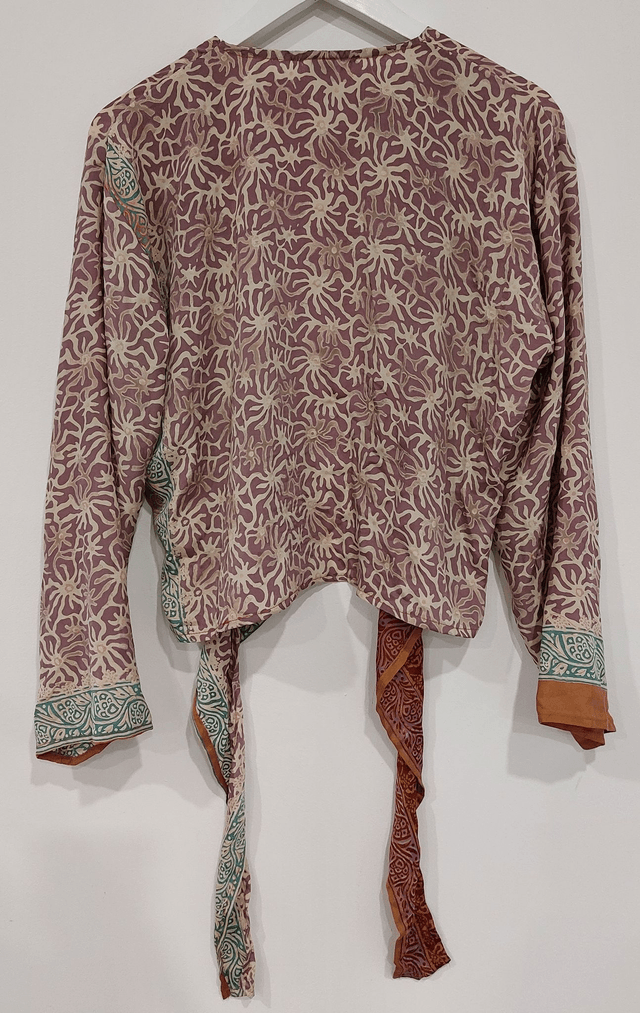 Top femme cache-cœur ou gilet en soie vintage recyclée, manches longues - unique, léger et écoresponsable - beige, vert, rose, rouge