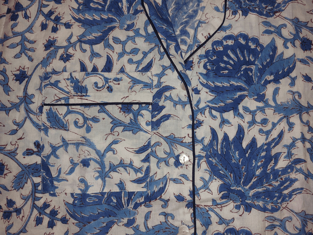 Pyjama court en coton indien – Imprimé floral artisanal – Fait main - Slow fashion - Bleu sur blanc