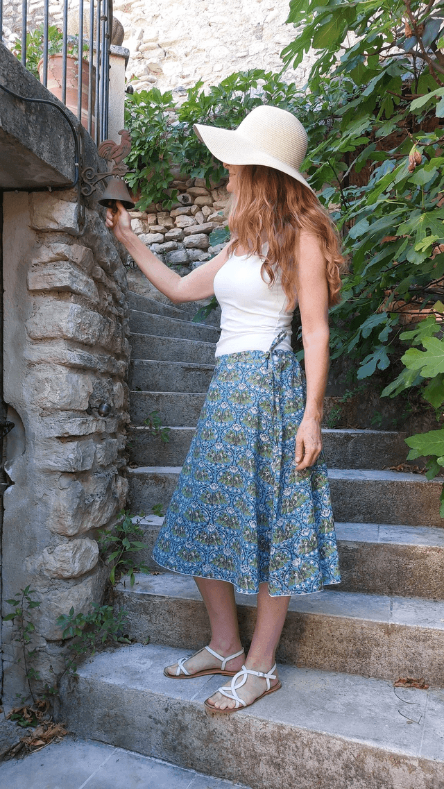 Jupe d&#039;été mi-longue - Coton voile léger – Imprimé Block Print Artisanal – Motif floral blanc et vert sur bleu – Slow fashion femme 