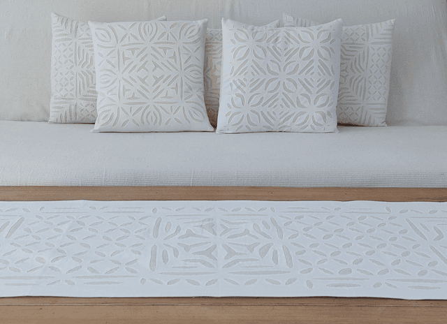 Chemin de table - Cutwork - Elégant en broderie ajourée  - Confectionné à la main – Artisanat raffiné pour une touche chaleureuse  