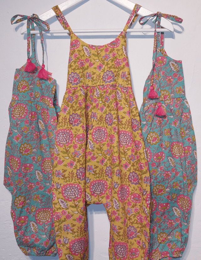 Salopette d&#039;été à pompons - Fille 2-5 ans -  Coton indien léger imprimé à la main – Motif floral – Jaune ou bleu
